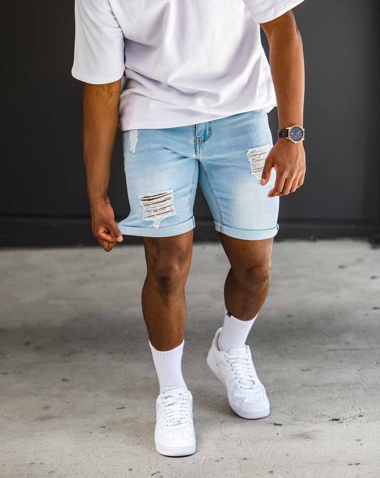 Shorts en denim bleu clair délavé avec des détails déchirés