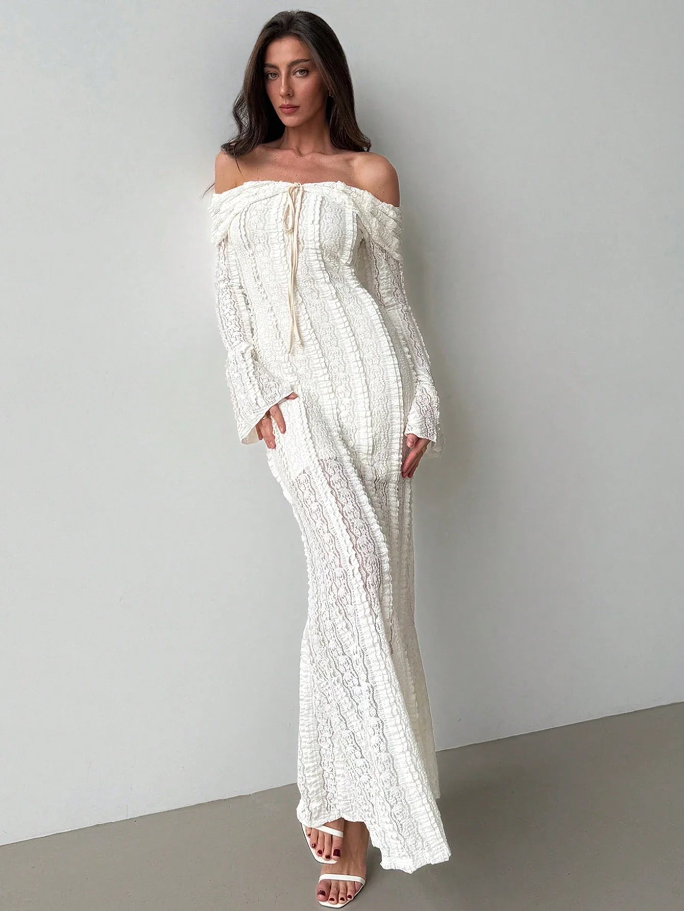 Robe Blanche Amoura à Manches Évasées