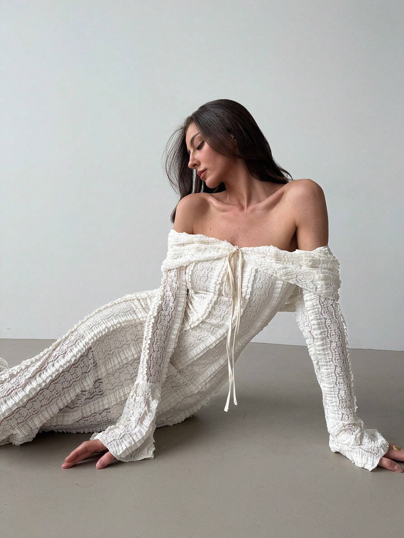 Robe Blanche Amoura à Manches Évasées