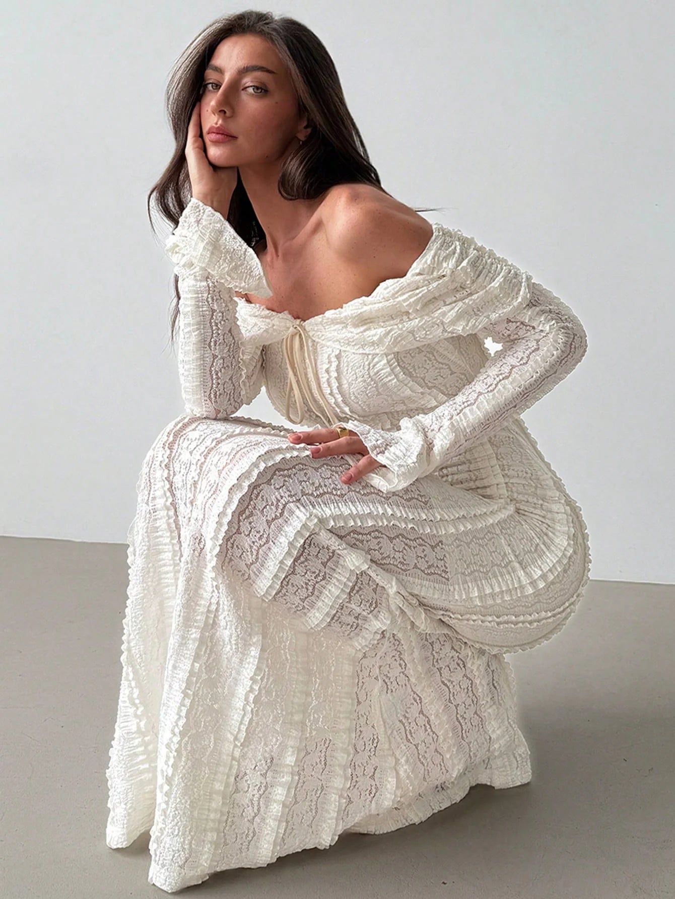 Robe Blanche Amoura à Manches Évasées