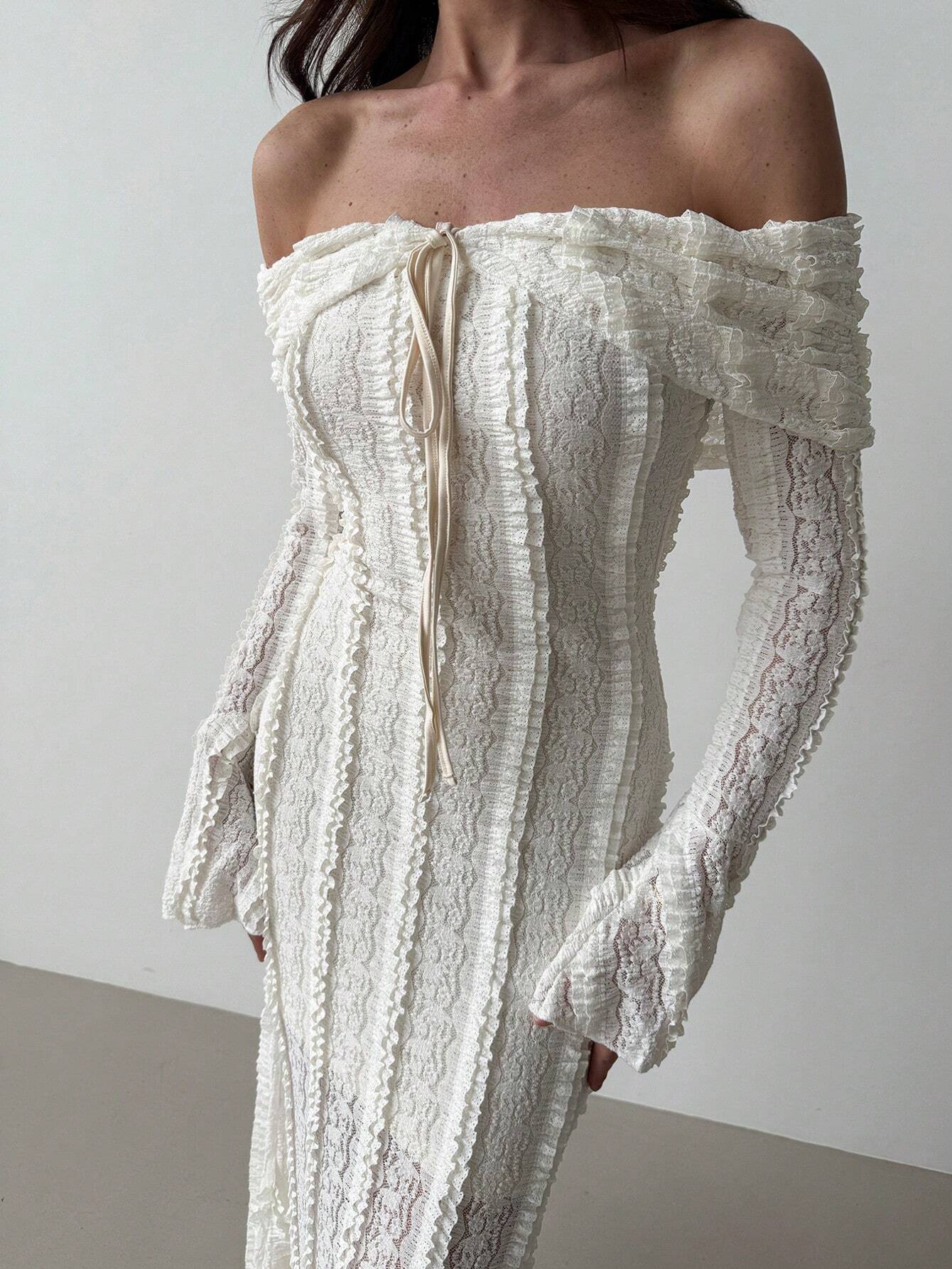 Robe Blanche Amoura à Manches Évasées