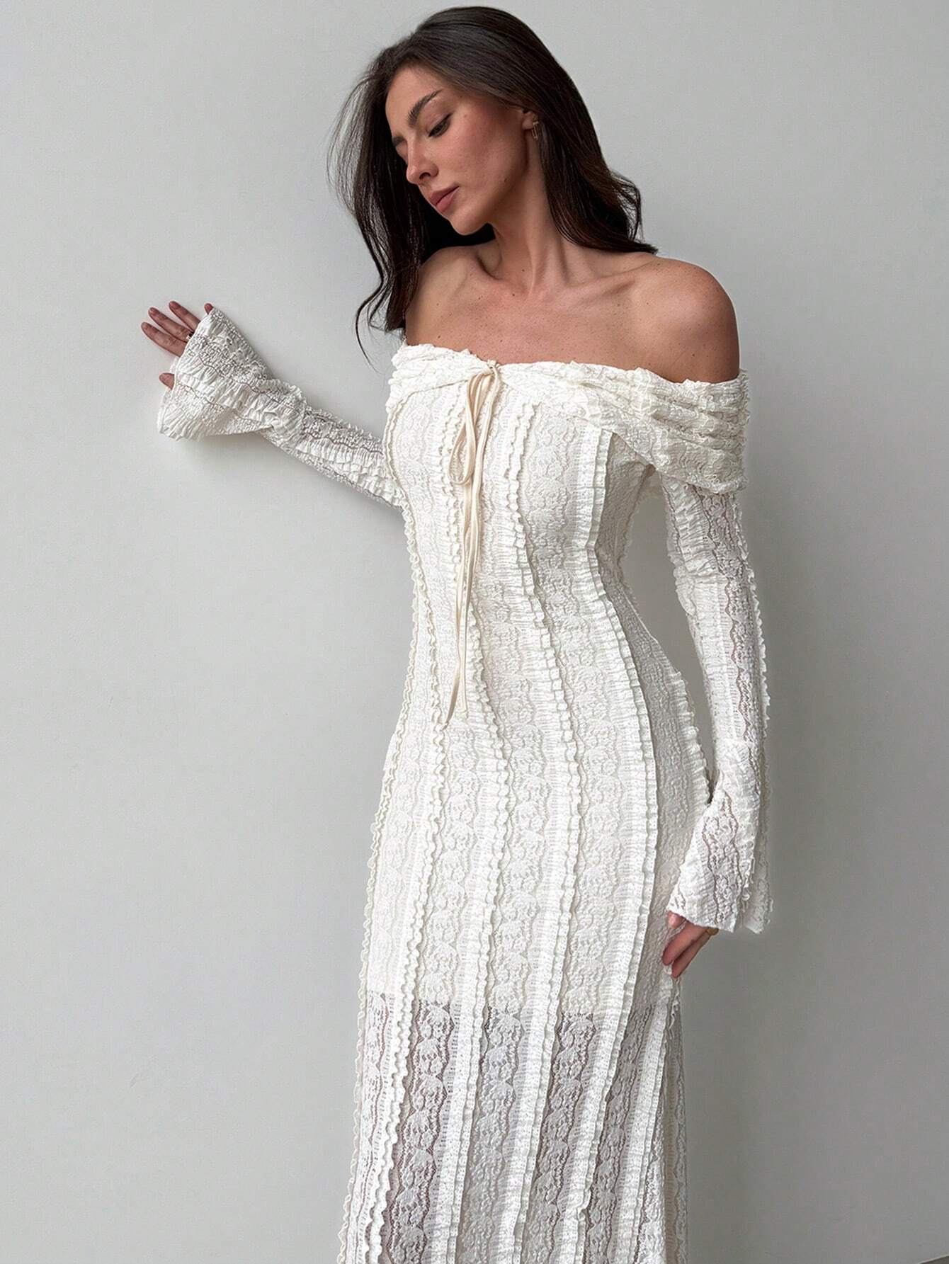 Robe Blanche Amoura à Manches Évasées