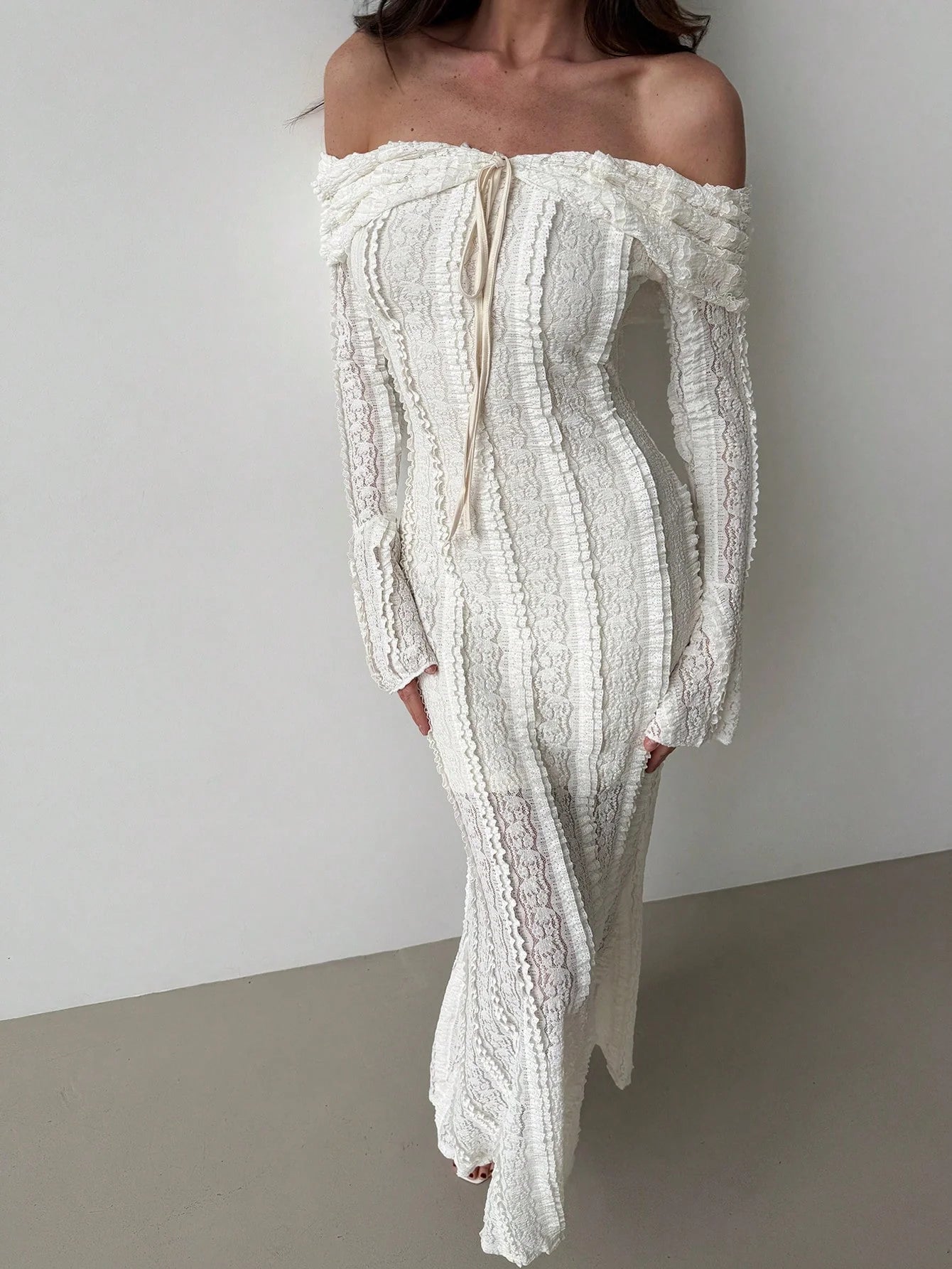 Robe Blanche Amoura à Manches Évasées