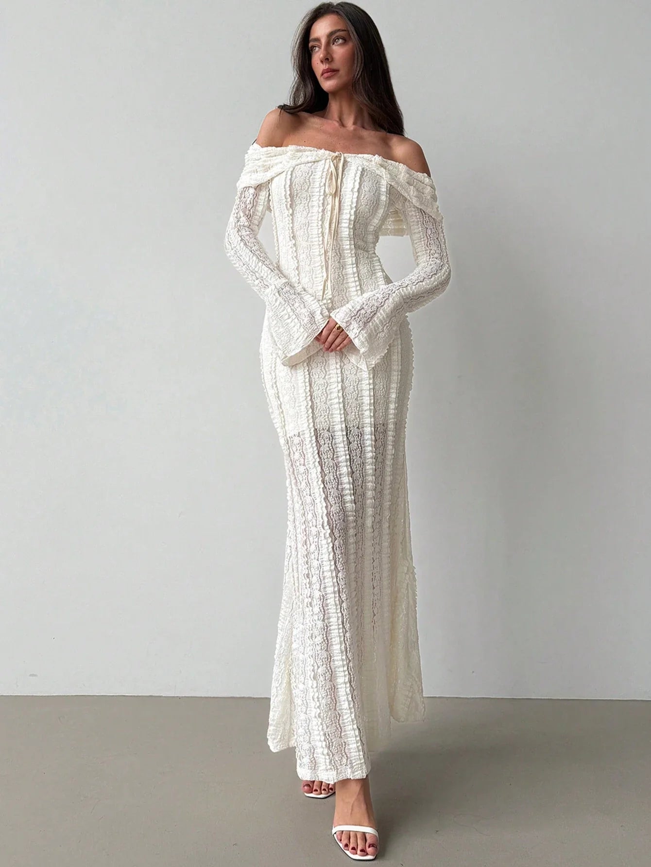 Robe Blanche Amoura à Manches Évasées