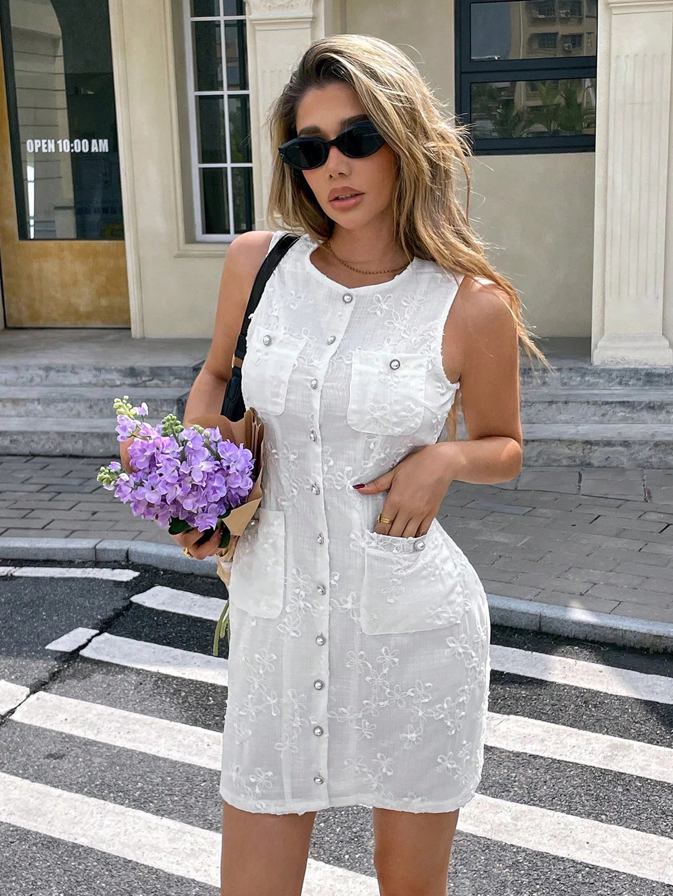 Robe Courte Brodée à Fleurs AMEA