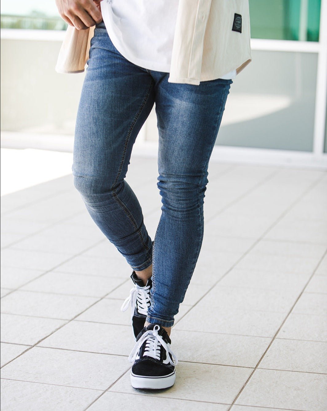 Jean bleu foncé, coupe skinny - Silhouette élégante et moderne