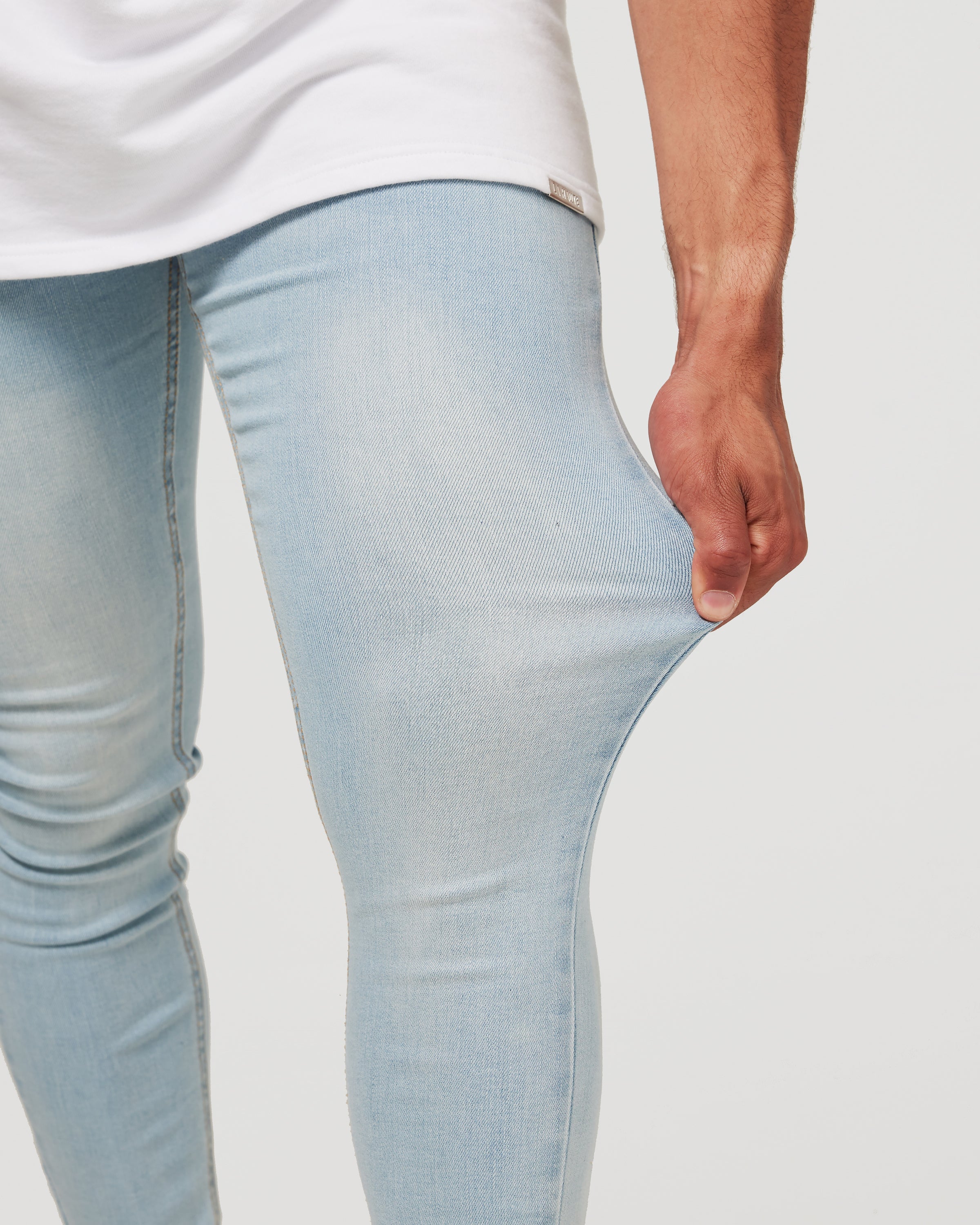 Jean skinny bleu clair - denim coupe slim, élégant et confortable pour un style quotidien