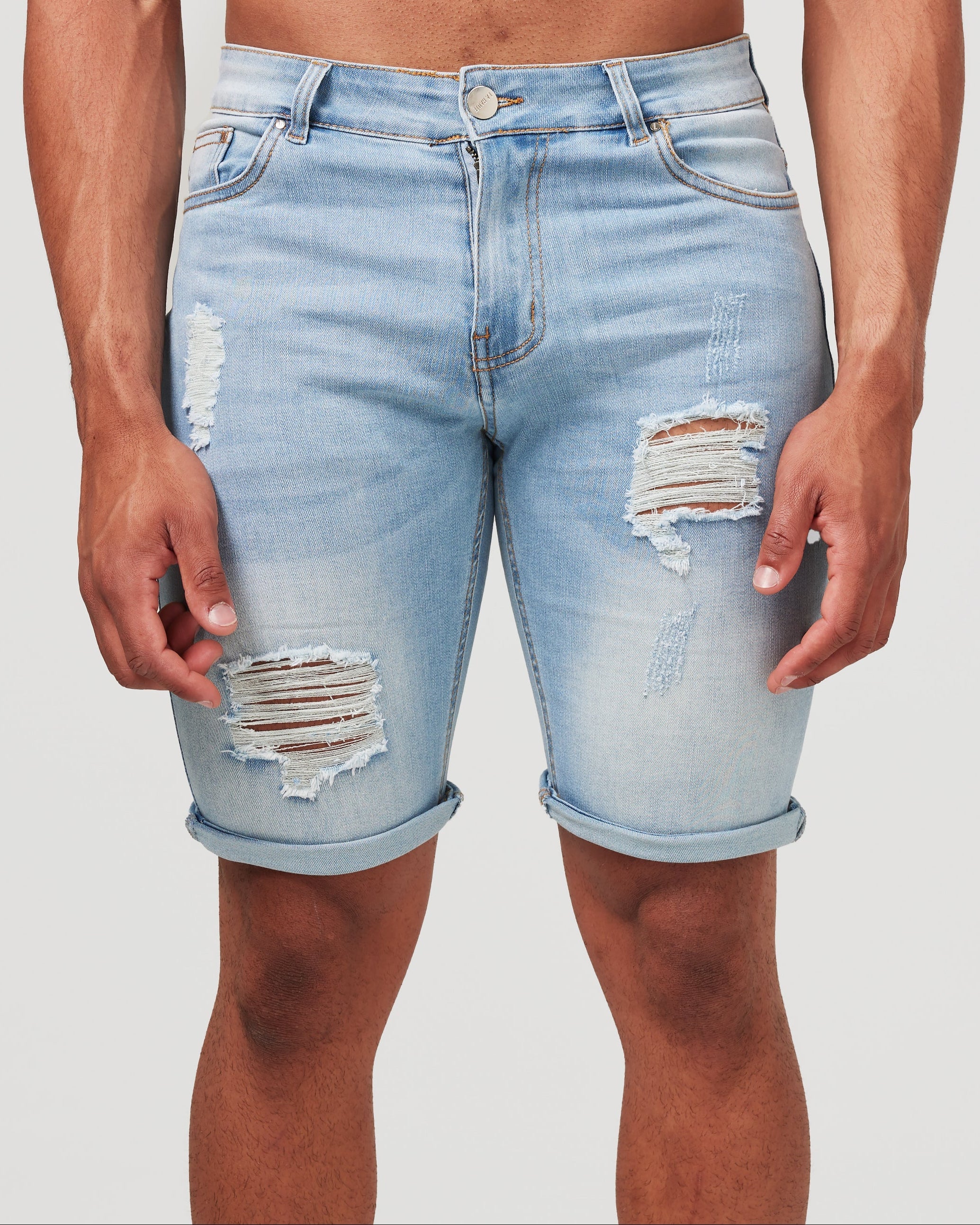 Shorts en denim bleu clair délavé avec des détails déchirés