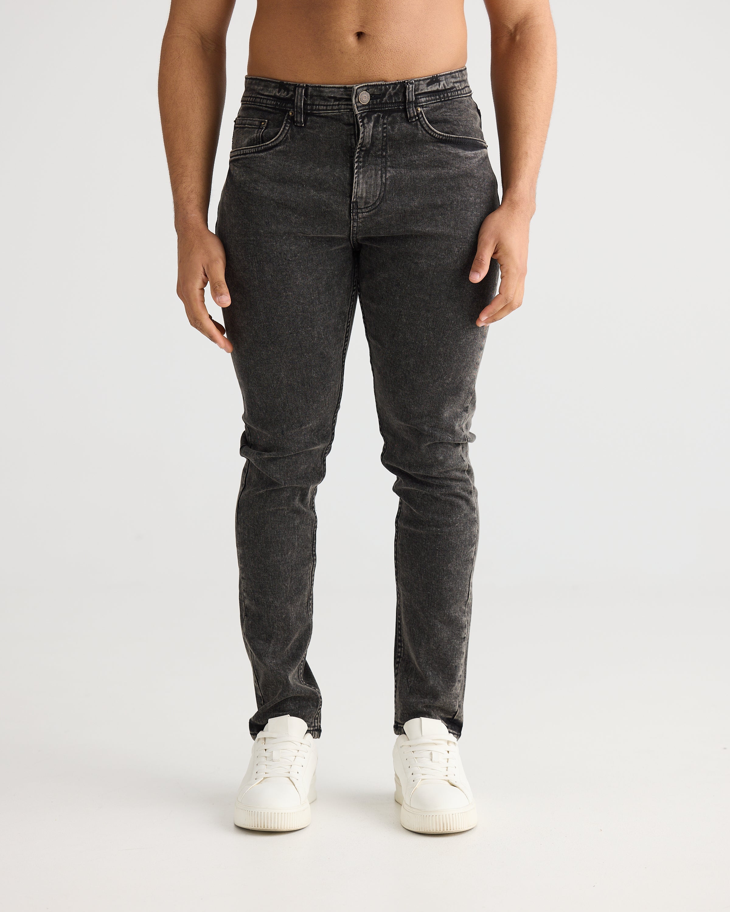 Jeans gris délavé coupe slim pour un look chic au quotidien