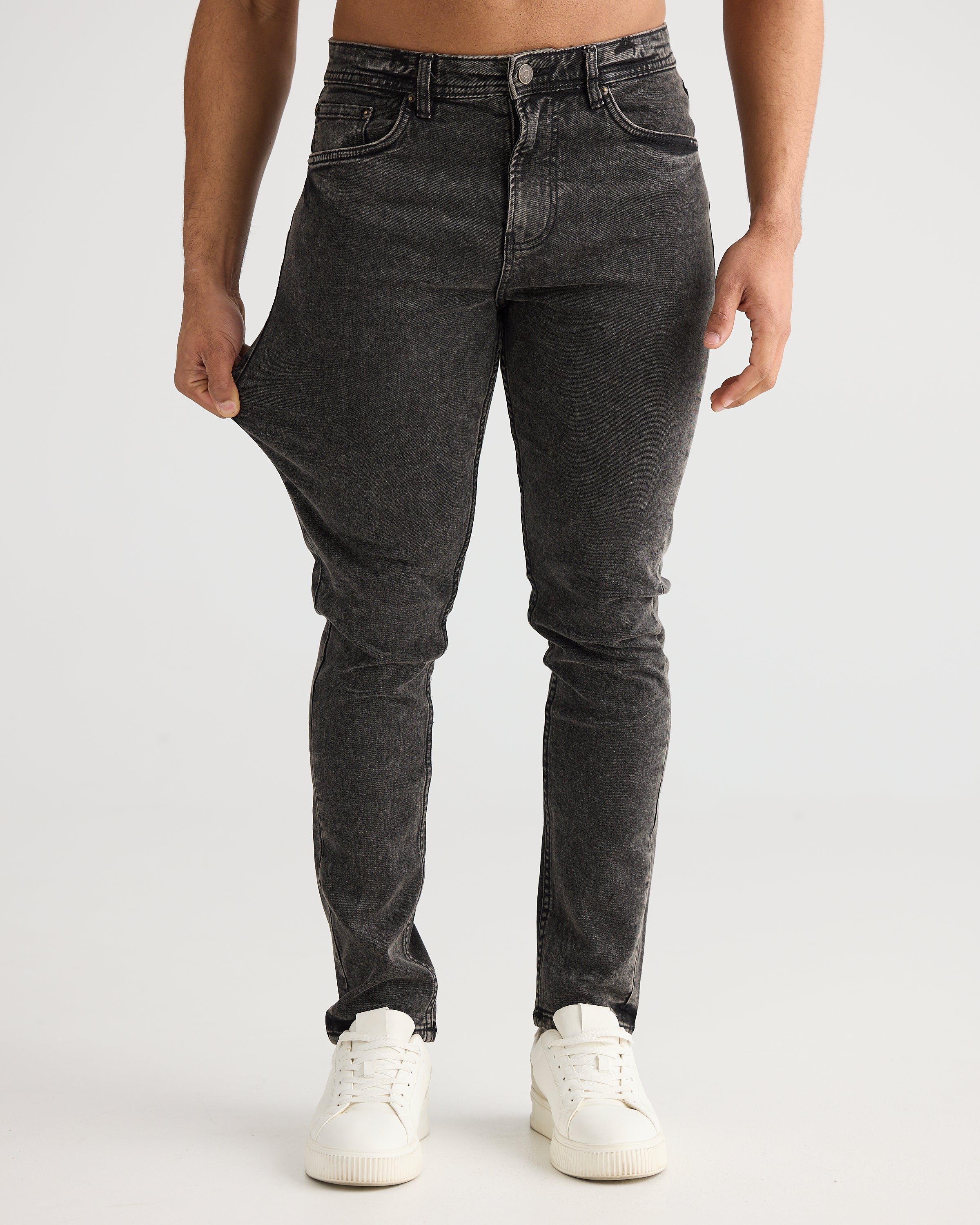 Jeans gris délavé coupe slim pour un look chic au quotidien