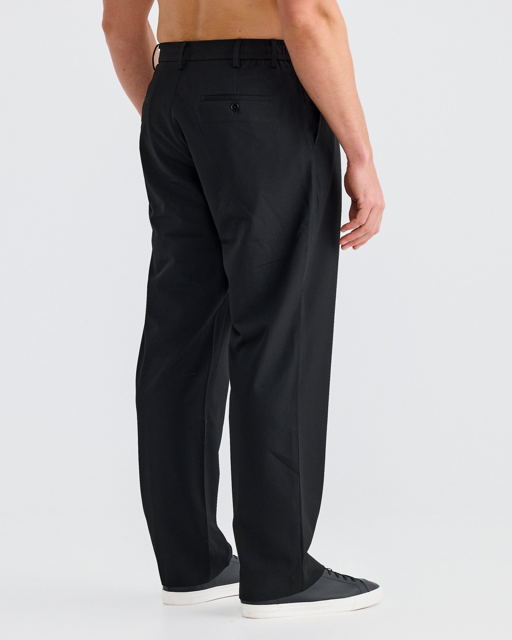 Pantalon noir plissé à jambes larges