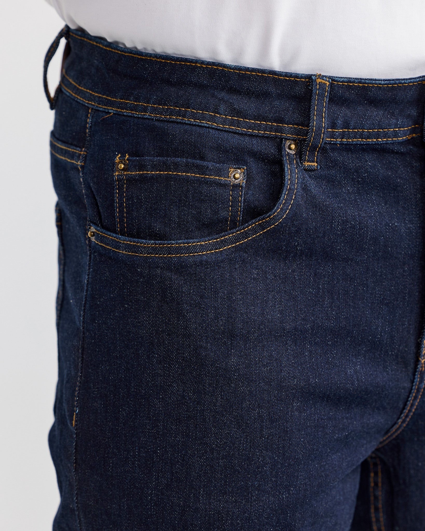 Jean indigo à coupe décontractée