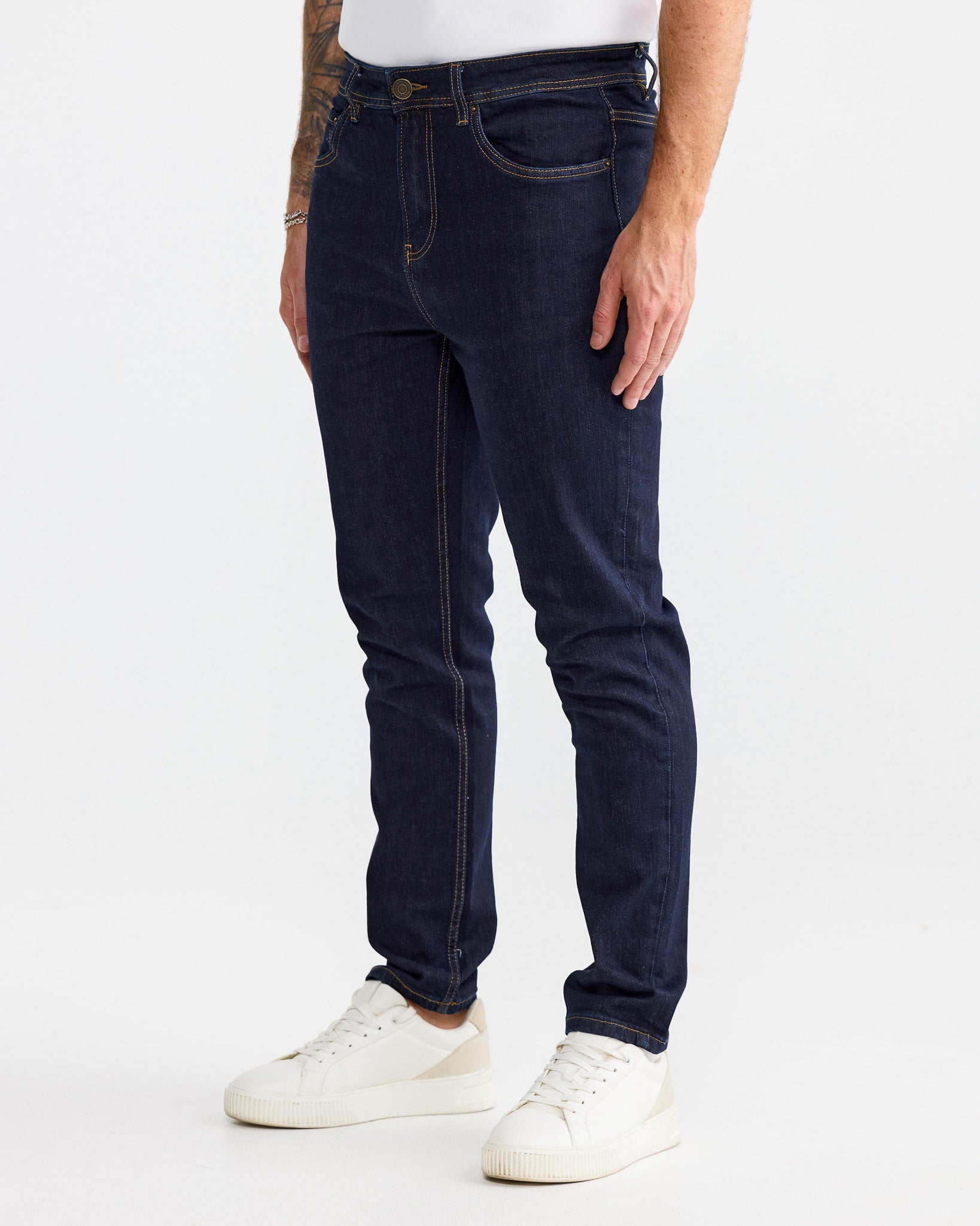 Jean slim indigo - coupe épurée et moderne pour un style quotidien.