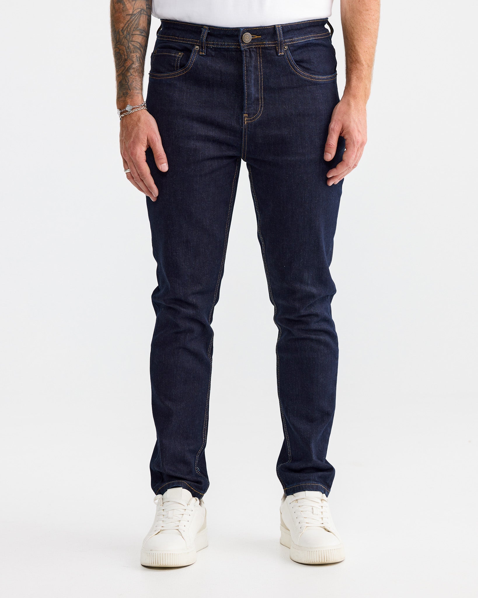 Jean slim indigo - coupe épurée et moderne pour un style quotidien.