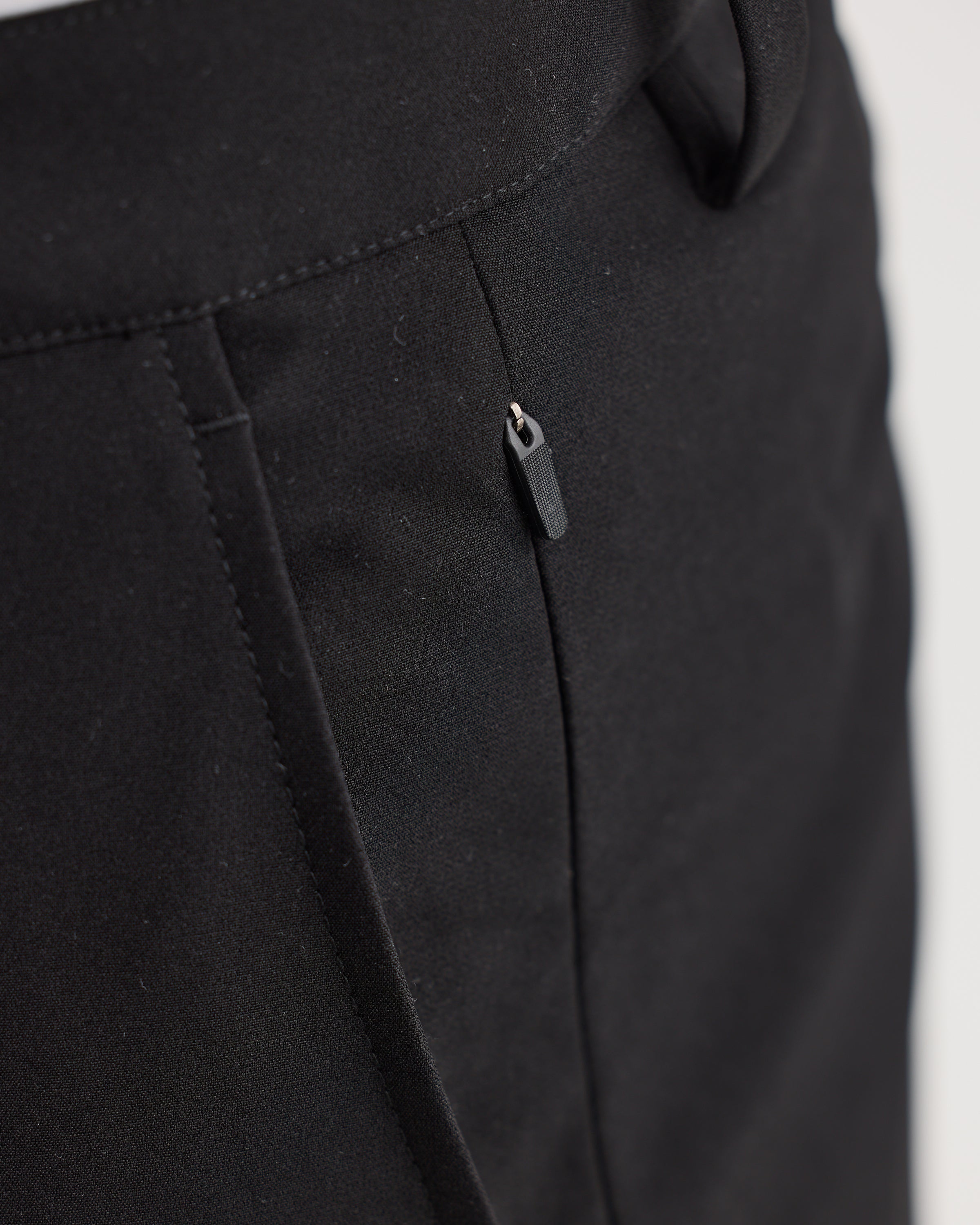 Pantalons de voyage noirs — confortables, durables, essentiels pour le voyage