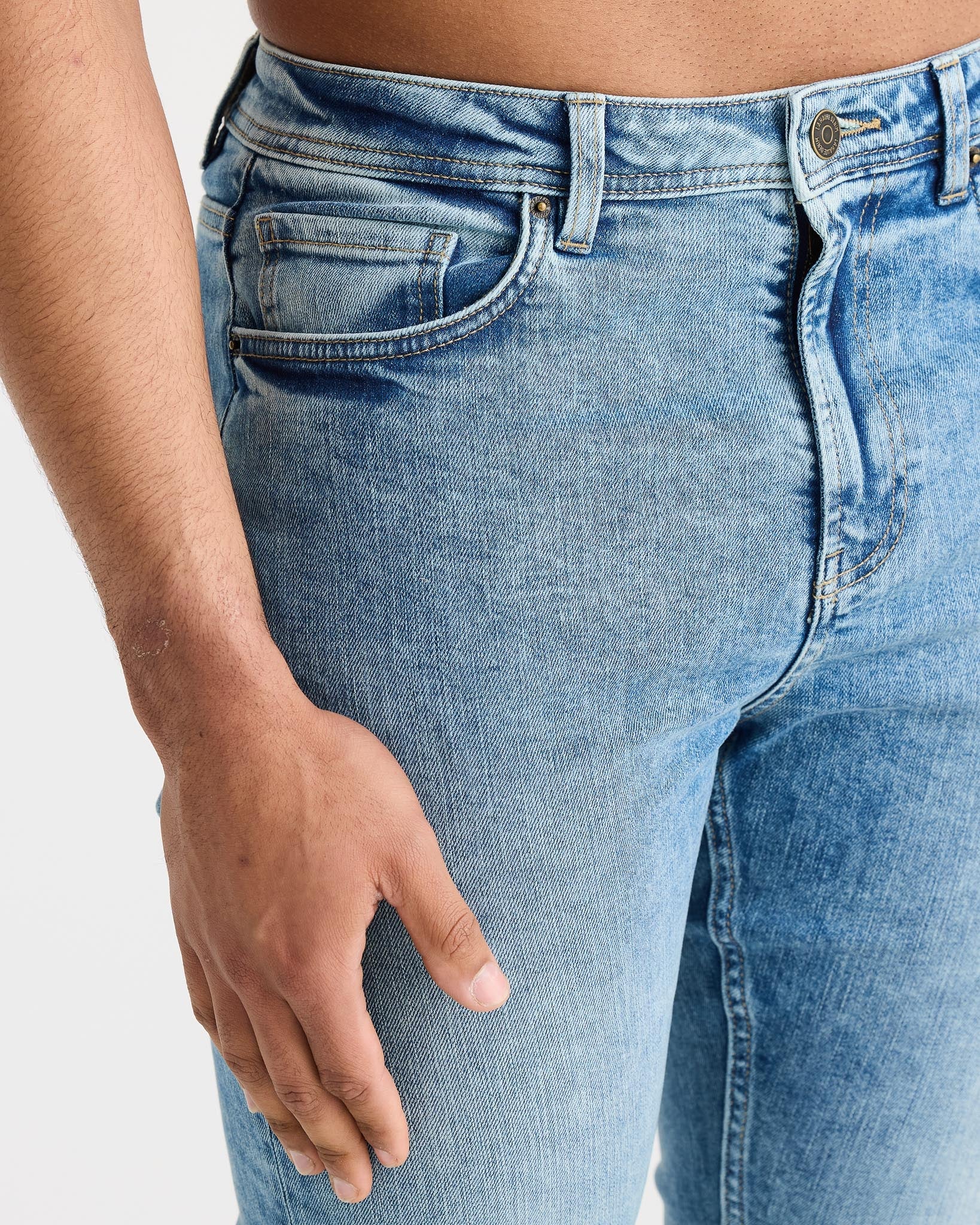 Jean à coupe slim bleu vintage intemporel