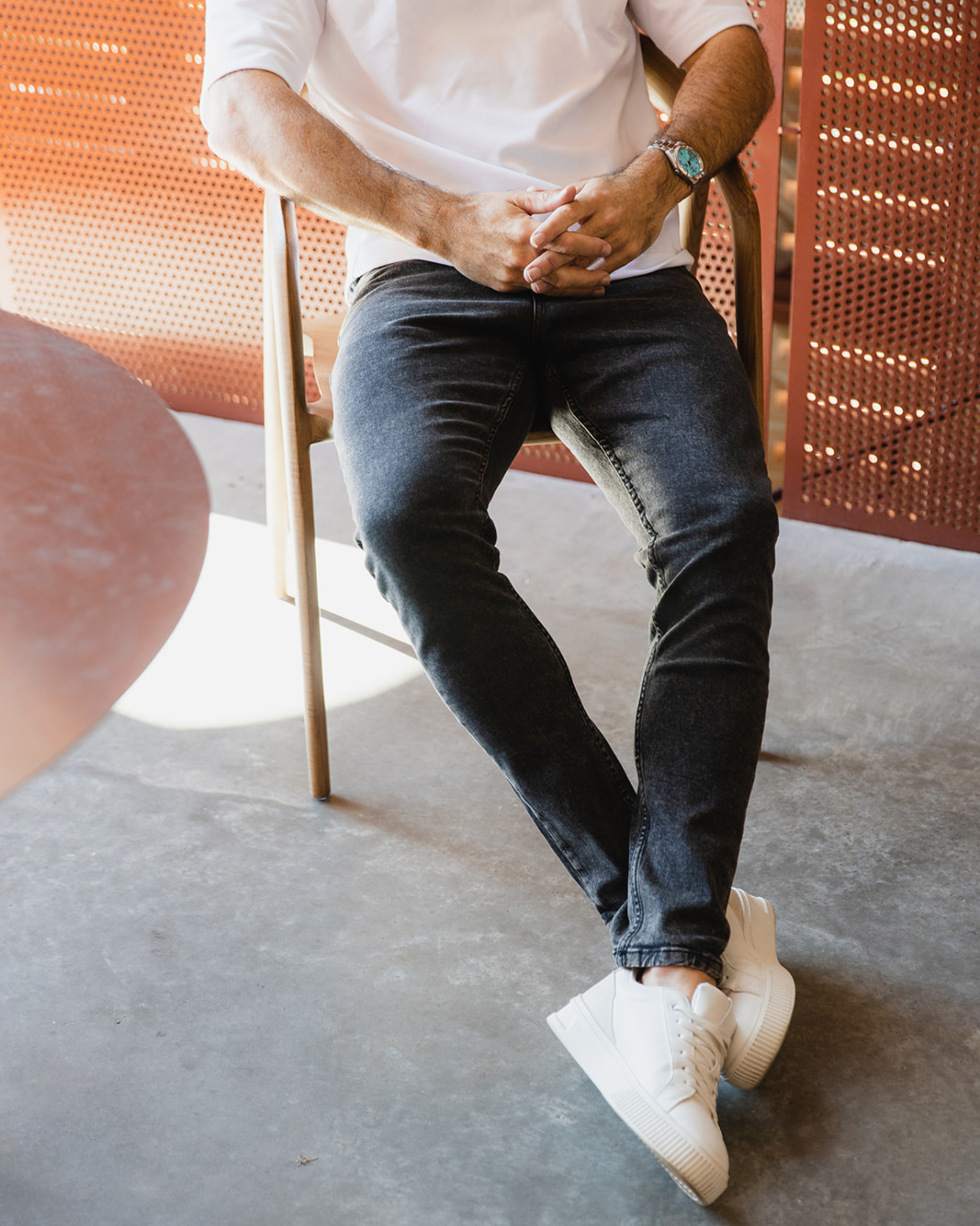 Jeans gris délavé coupe slim pour un look chic au quotidien