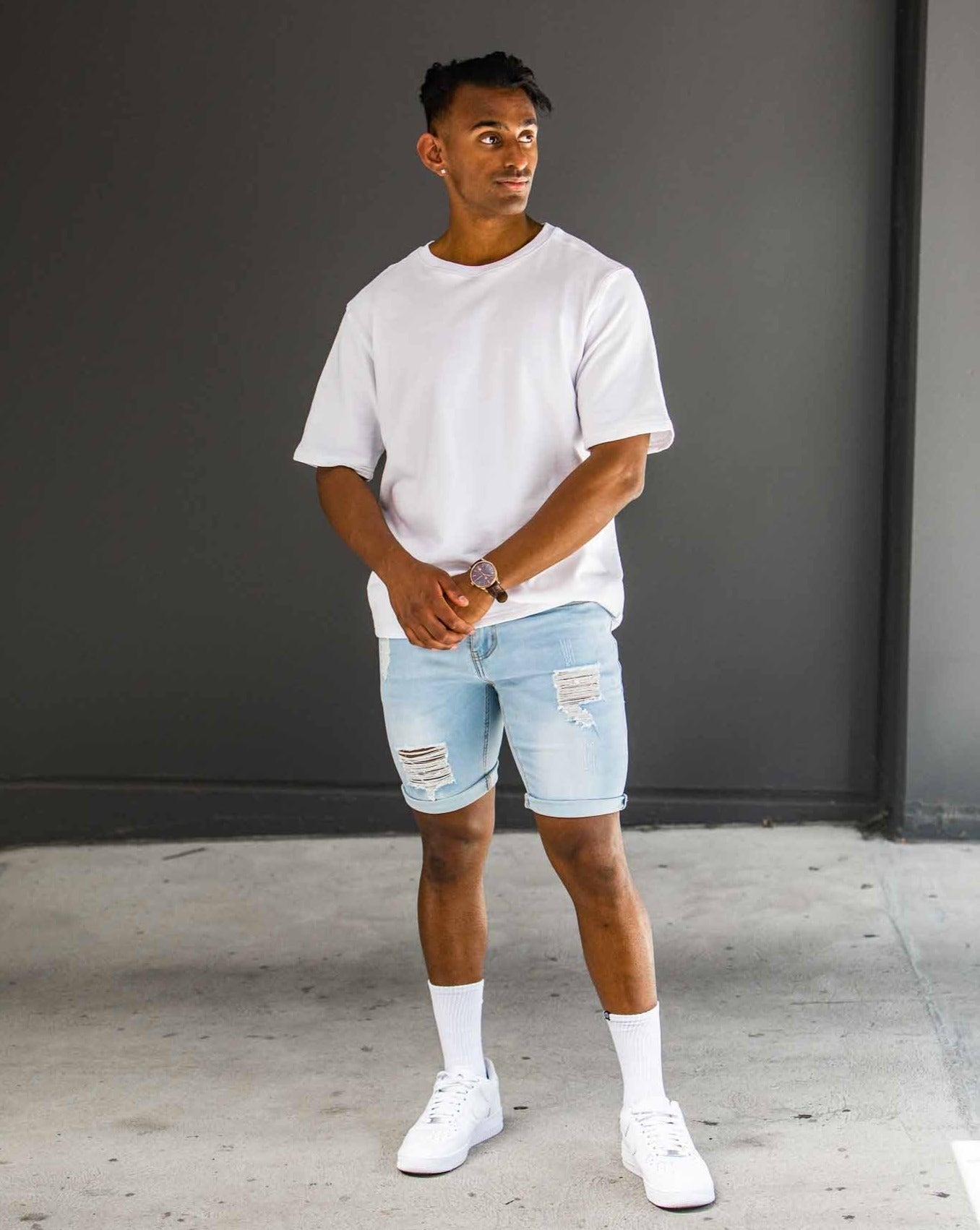 Shorts en denim bleu clair délavé avec des détails déchirés