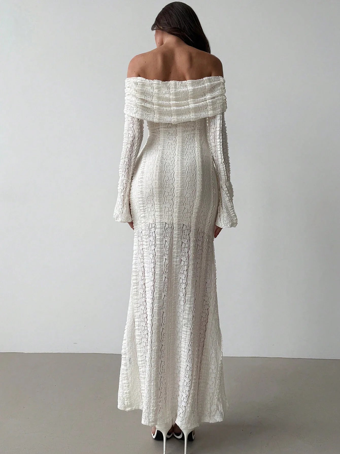 Robe Blanche Amoura à Manches Évasées