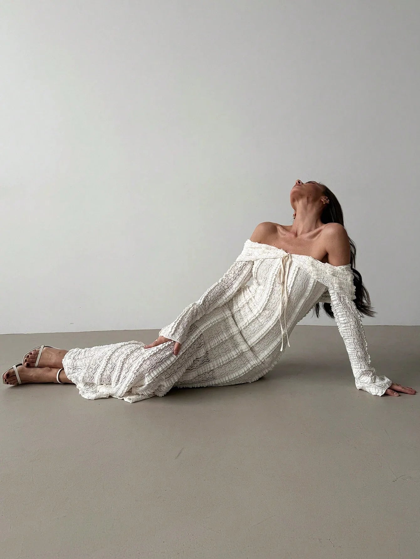 Robe Blanche Amoura à Manches Évasées