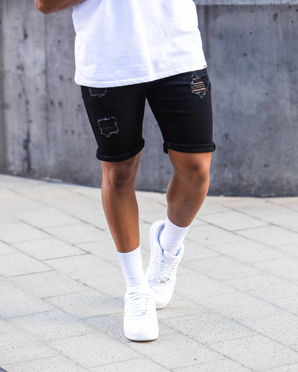 Shorts en jean noirs déchirés