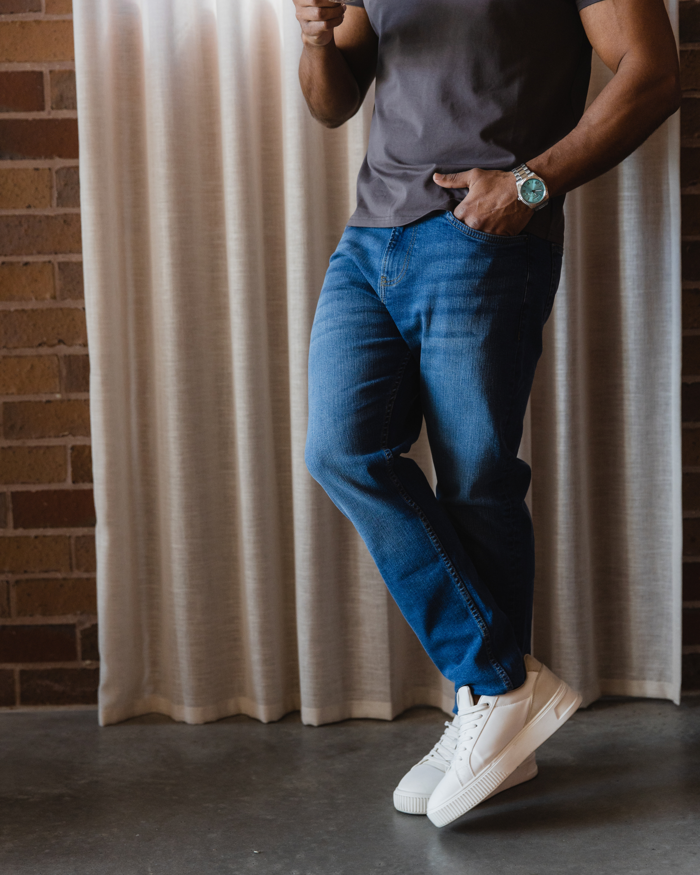 Jeans bleu foncé à coupe décontractée pour le confort au quotidien