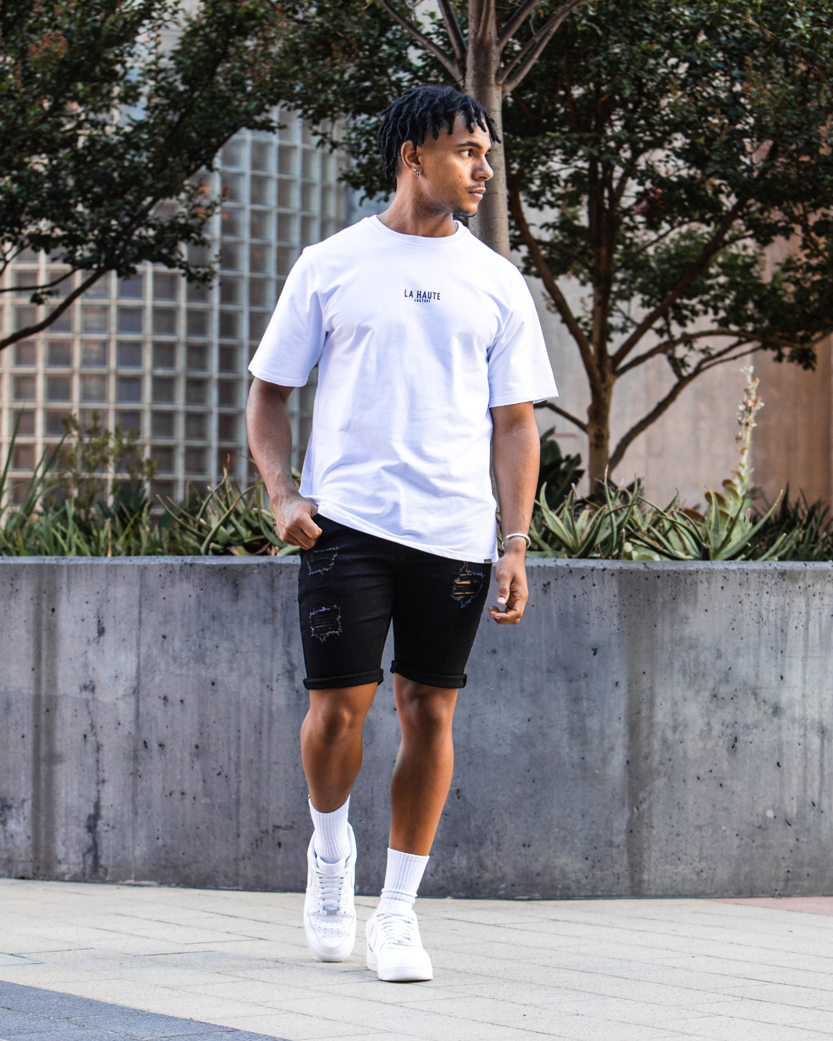 Shorts en jean noirs déchirés