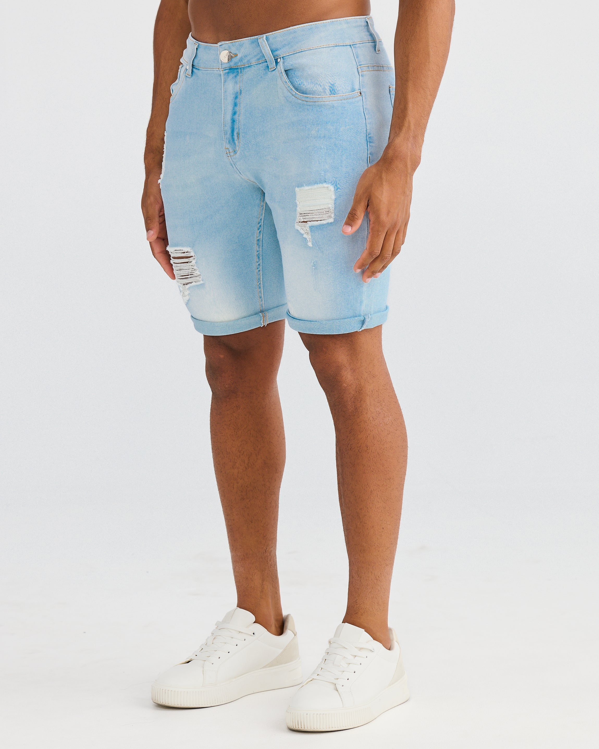 Shorts en denim bleu clair délavé avec des détails déchirés