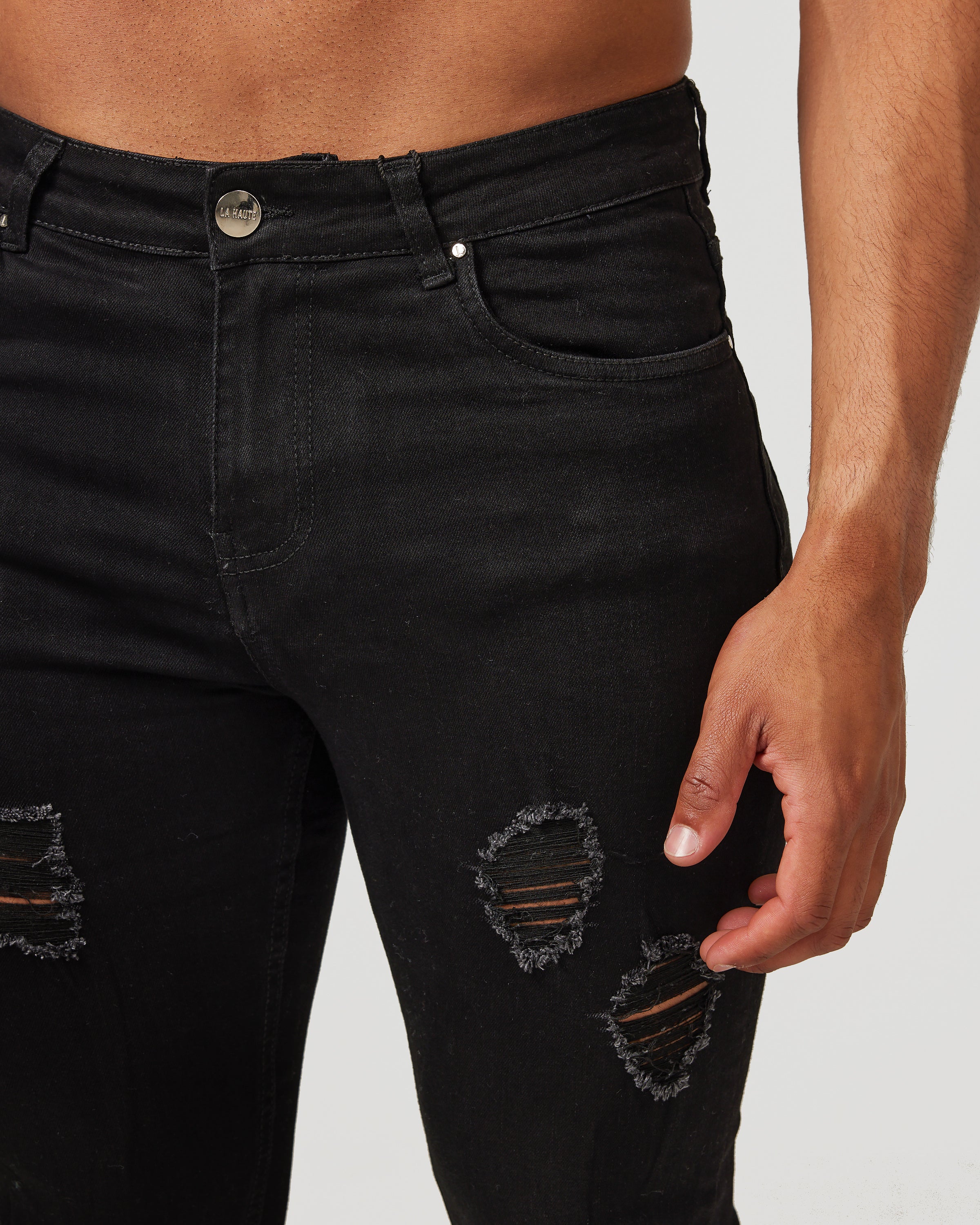 Jeans skinny noirs déchirés - denim usé et audacieux avec coupe slim