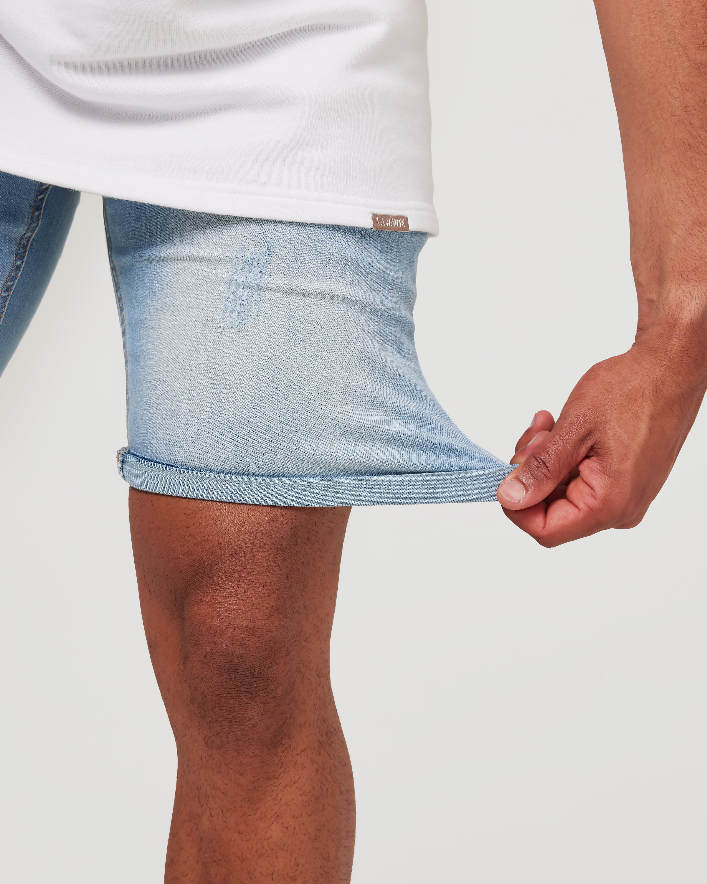 Shorts en denim bleu clair délavé avec des détails déchirés