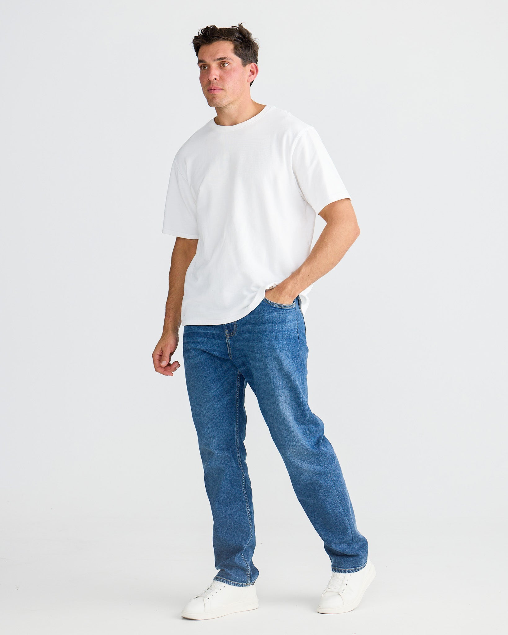 Jeans bleu foncé à coupe décontractée pour le confort au quotidien