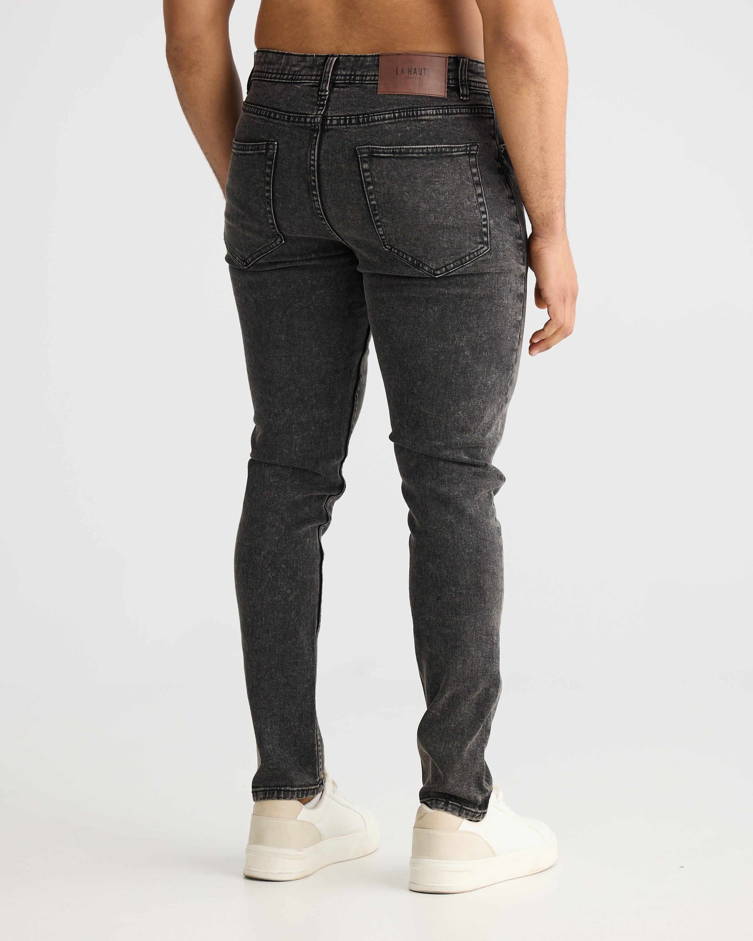 Jeans gris délavé coupe slim pour un look chic au quotidien