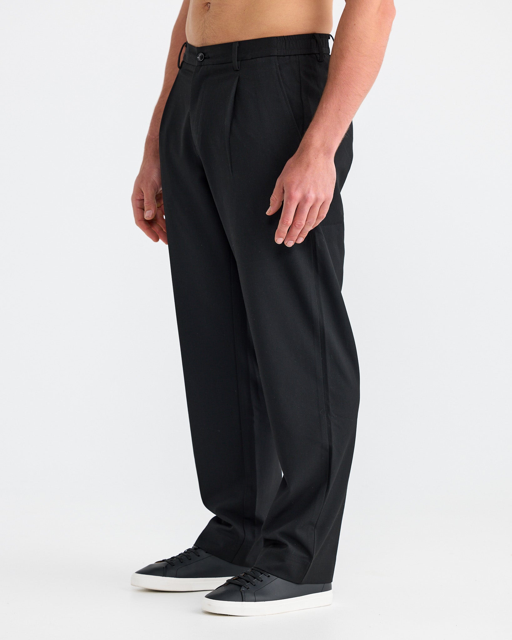 Pantalon noir plissé à jambes larges
