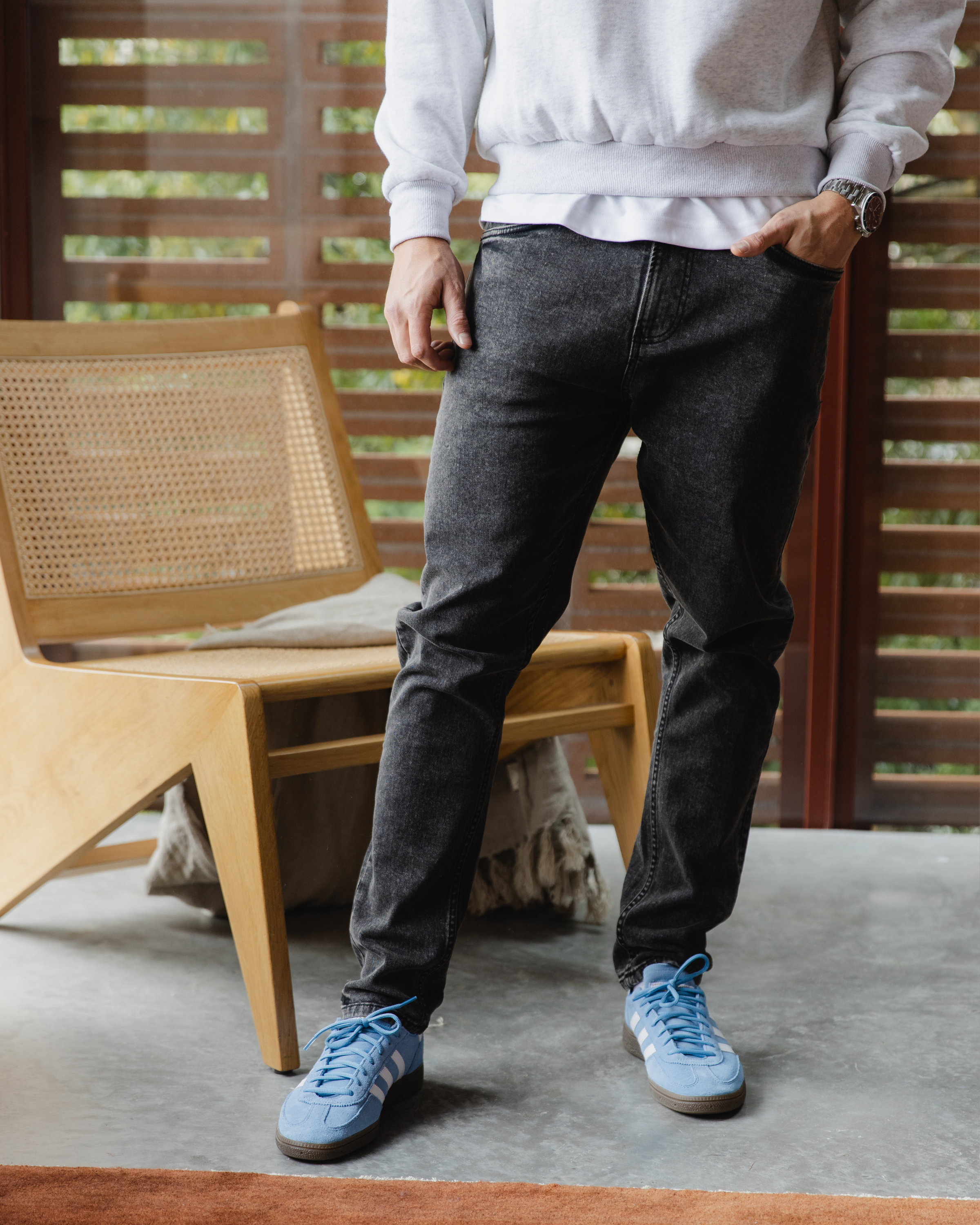 Jeans gris délavé coupe slim pour un look chic au quotidien