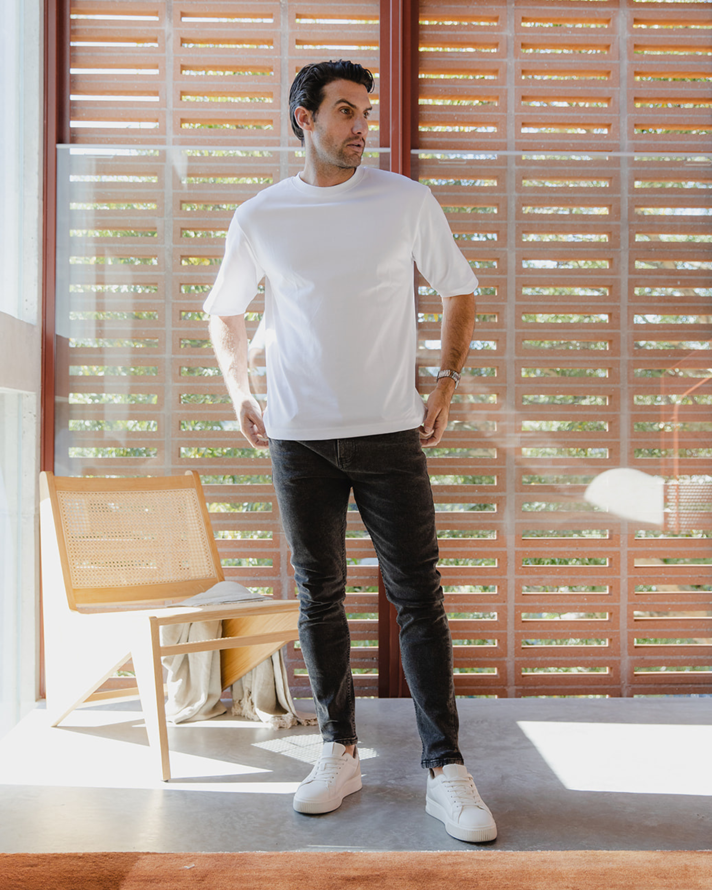 Jeans gris délavé coupe slim pour un look chic au quotidien