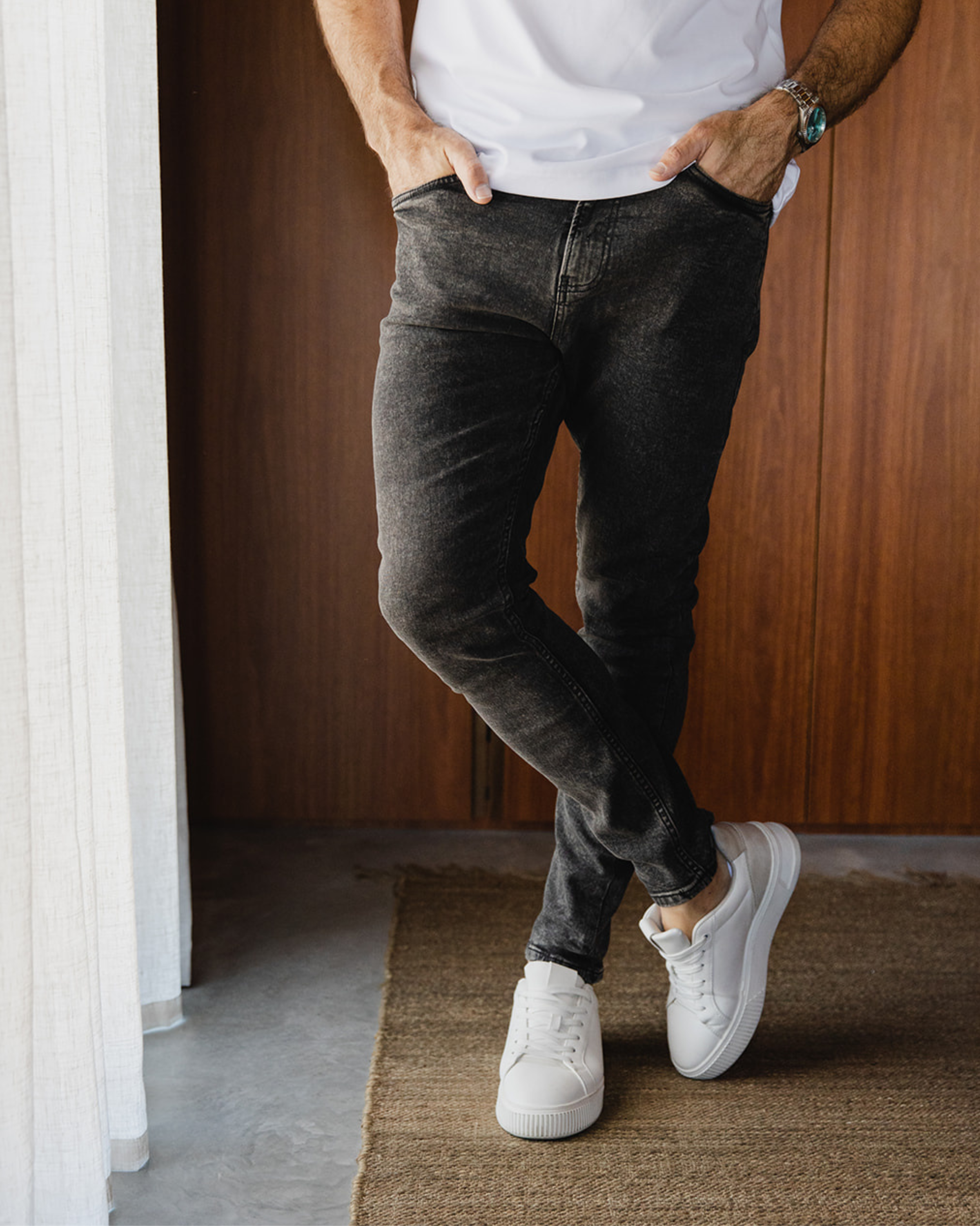 Jeans gris délavé coupe slim pour un look chic au quotidien